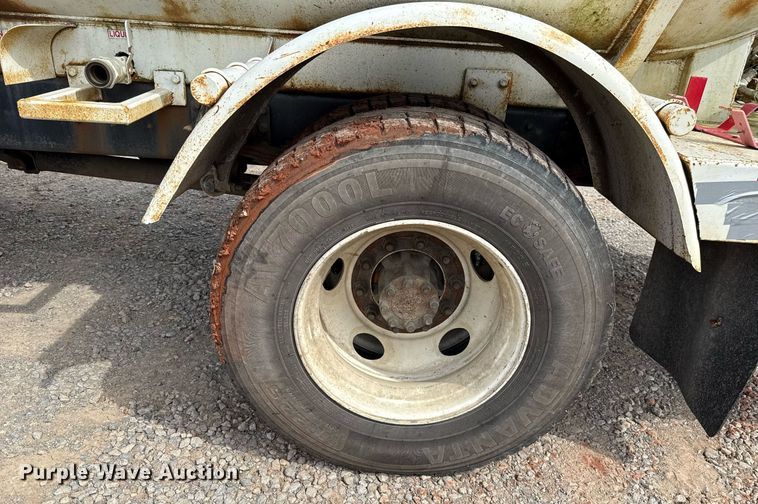 image for item HI9266 2003 International 4300 truck cab and chassis