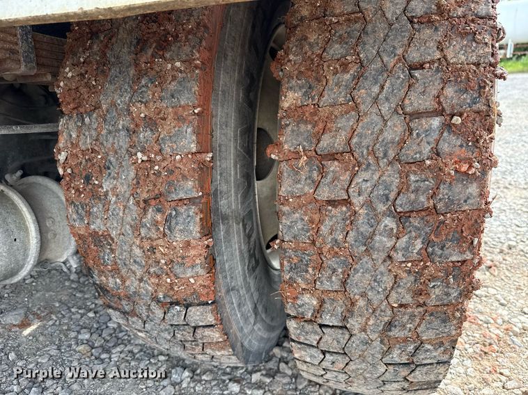 image for item HI9266 2003 International 4300 truck cab and chassis