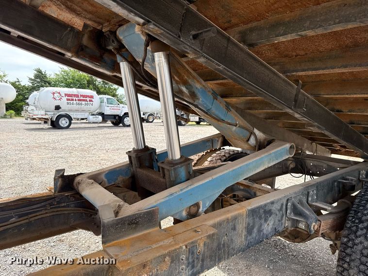 image for item HI9267 2000 Chevrolet C7500 dump flatbed truck