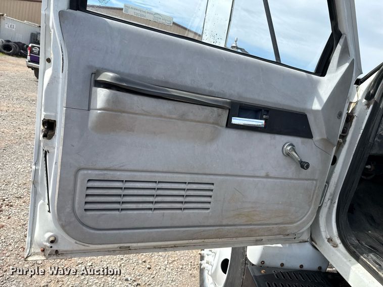 image for item HI9267 2000 Chevrolet C7500 dump flatbed truck