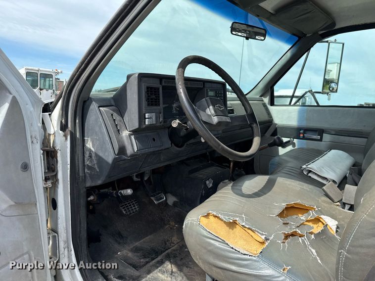 image for item HI9267 2000 Chevrolet C7500 dump flatbed truck