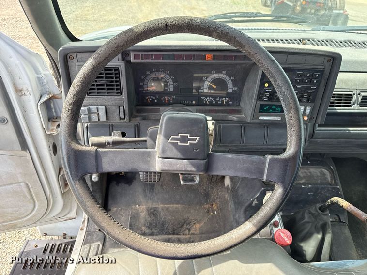 image for item HI9267 2000 Chevrolet C7500 dump flatbed truck