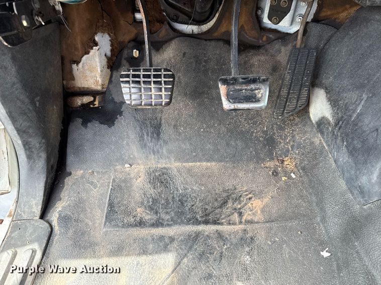 image for item HI9267 2000 Chevrolet C7500 dump flatbed truck