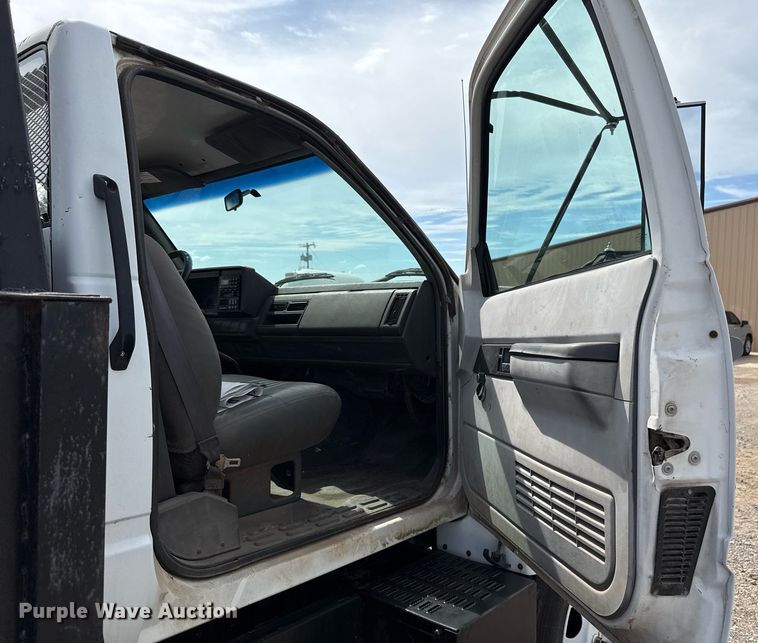 image for item HI9267 2000 Chevrolet C7500 dump flatbed truck