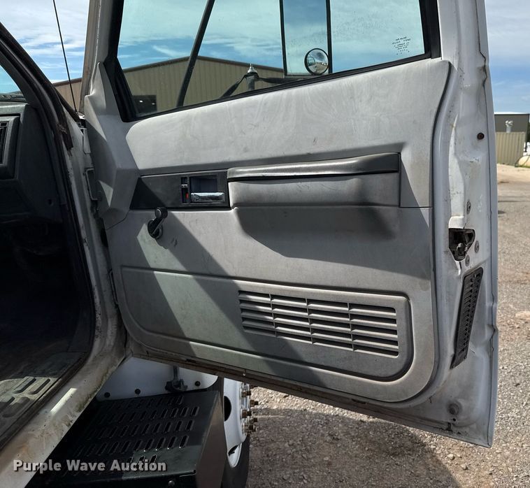 image for item HI9267 2000 Chevrolet C7500 dump flatbed truck