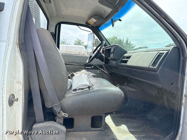 image for item HI9267 2000 Chevrolet C7500 dump flatbed truck