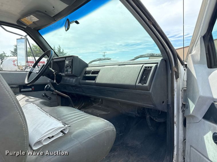 image for item HI9267 2000 Chevrolet C7500 dump flatbed truck