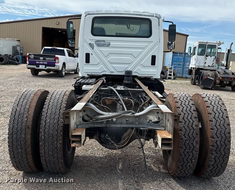 image for item HI9269 2002 International 4300 truck cab and chassis