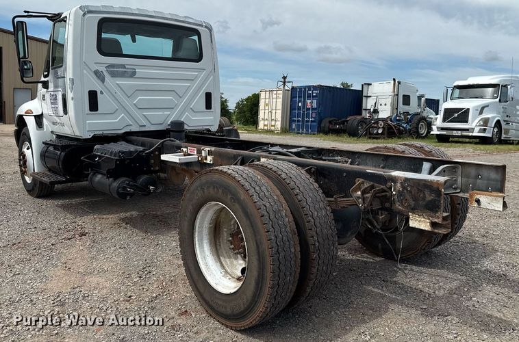 image for item HI9269 2002 International 4300 truck cab and chassis