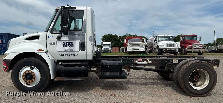 image for item HI9269 2002 International 4300 truck cab and chassis