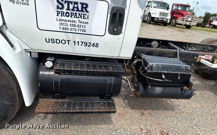 image for item HI9269 2002 International 4300 truck cab and chassis