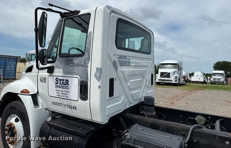 image for item HI9269 2002 International 4300 truck cab and chassis