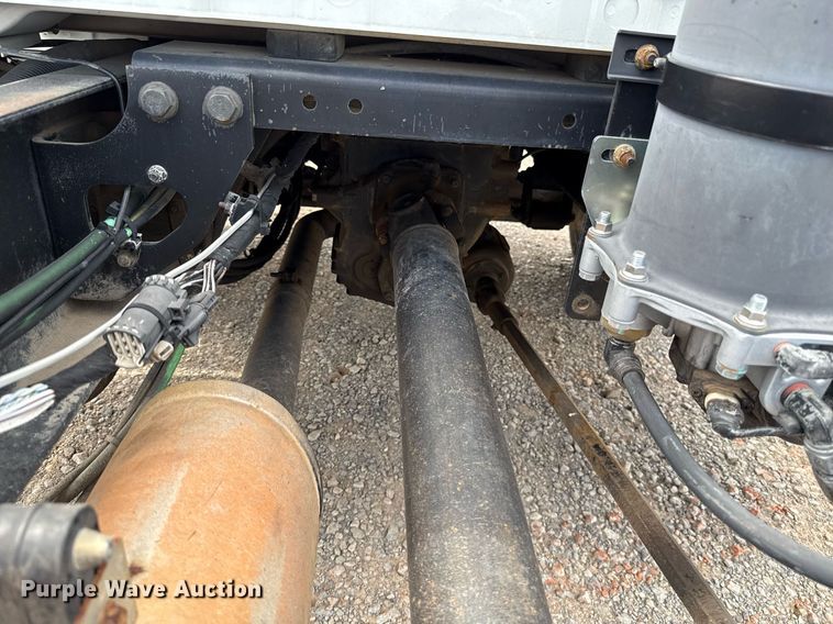 image for item HI9269 2002 International 4300 truck cab and chassis