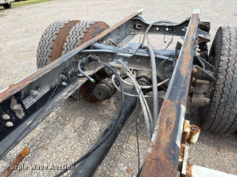 image for item HI9269 2002 International 4300 truck cab and chassis