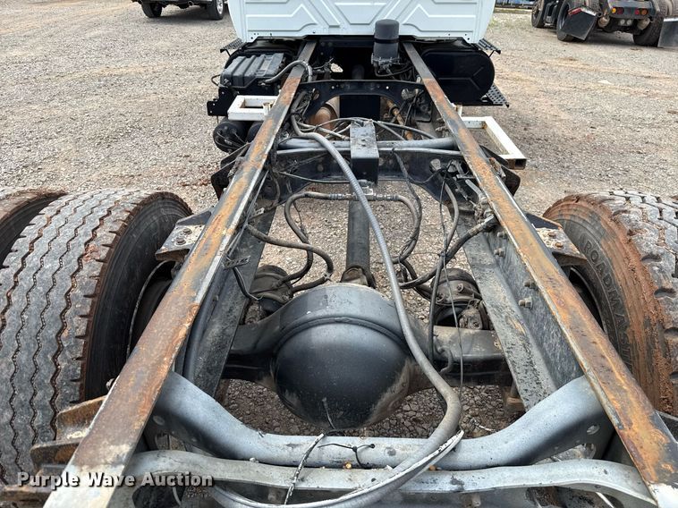 image for item HI9269 2002 International 4300 truck cab and chassis