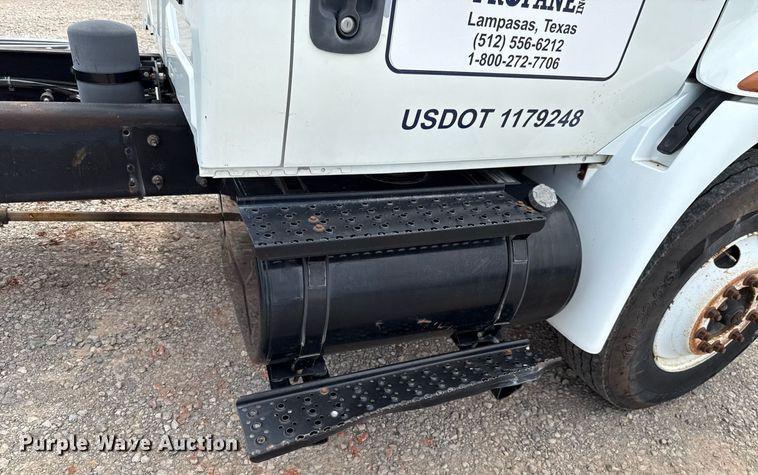 image for item HI9269 2002 International 4300 truck cab and chassis