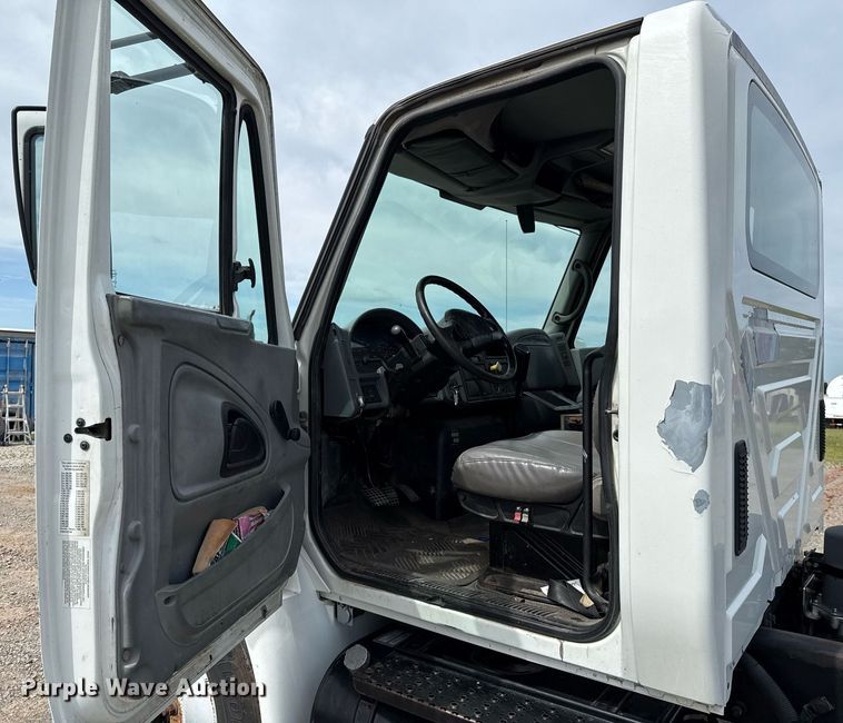 image for item HI9269 2002 International 4300 truck cab and chassis