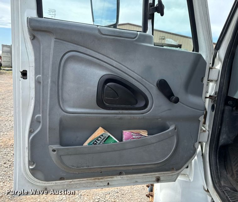 image for item HI9269 2002 International 4300 truck cab and chassis