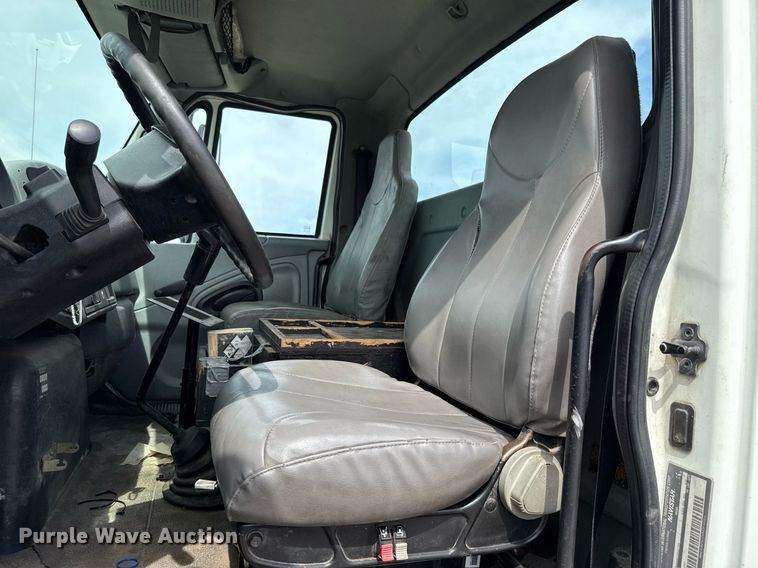 image for item HI9269 2002 International 4300 truck cab and chassis