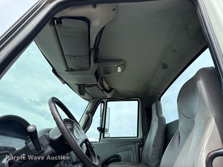 image for item HI9269 2002 International 4300 truck cab and chassis