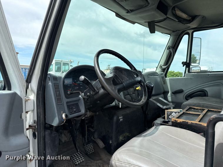 image for item HI9269 2002 International 4300 truck cab and chassis