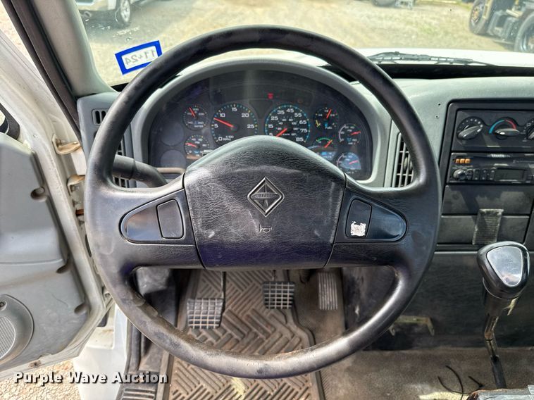 image for item HI9269 2002 International 4300 truck cab and chassis