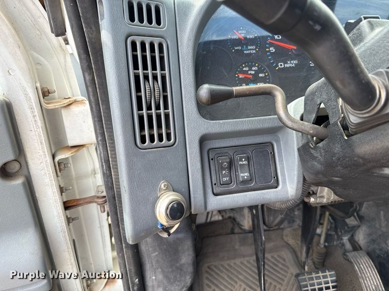 image for item HI9269 2002 International 4300 truck cab and chassis