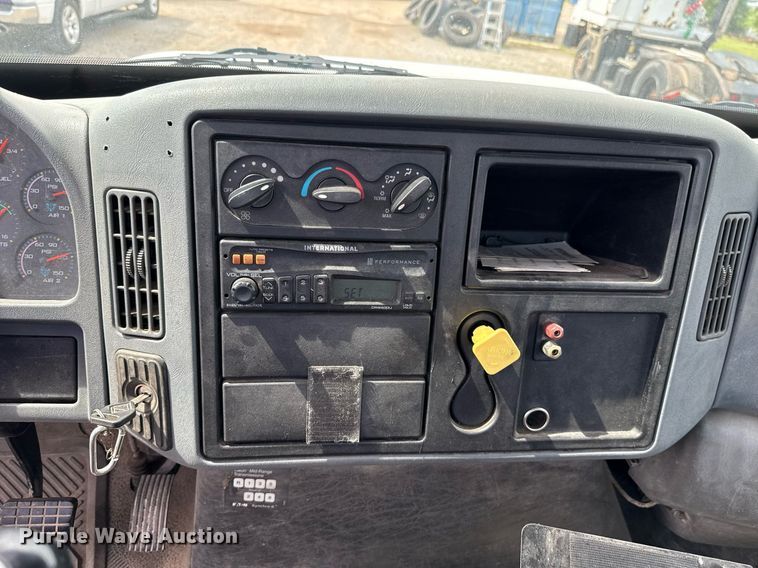 image for item HI9269 2002 International 4300 truck cab and chassis