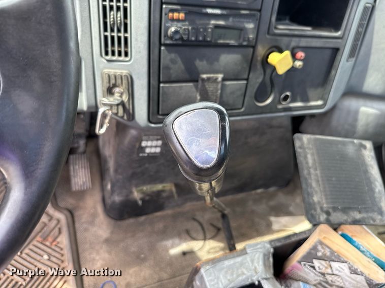 image for item HI9269 2002 International 4300 truck cab and chassis