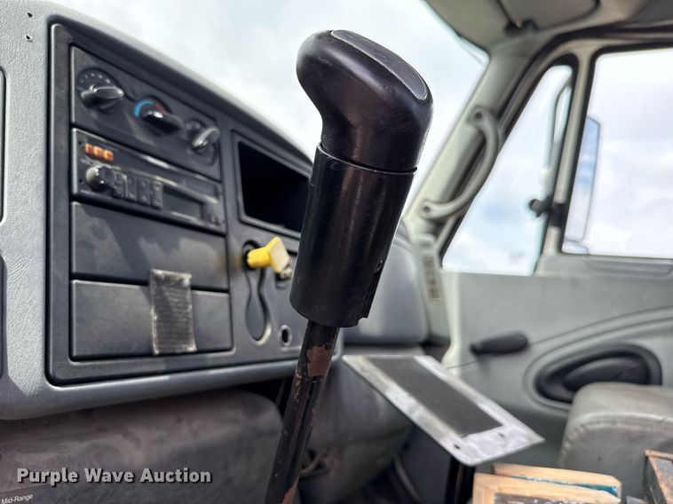 image for item HI9269 2002 International 4300 truck cab and chassis