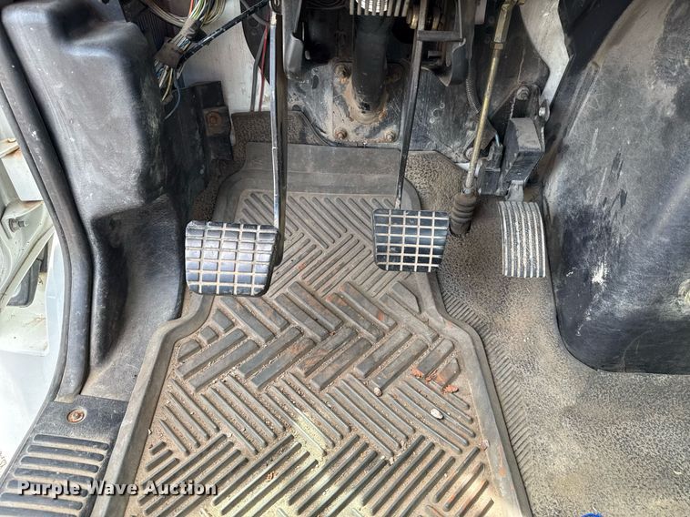 image for item HI9269 2002 International 4300 truck cab and chassis