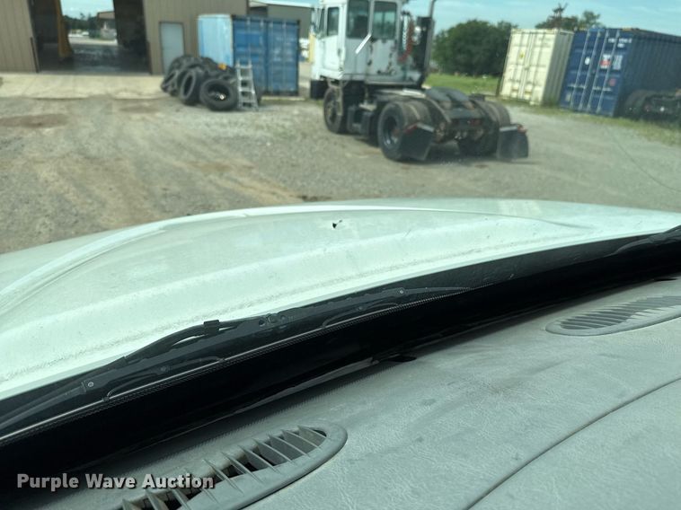 image for item HI9269 2002 International 4300 truck cab and chassis