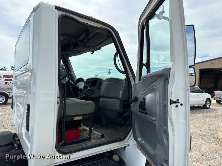 image for item HI9269 2002 International 4300 truck cab and chassis