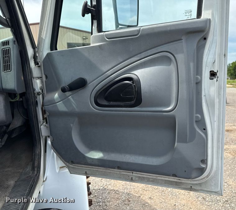 image for item HI9269 2002 International 4300 truck cab and chassis