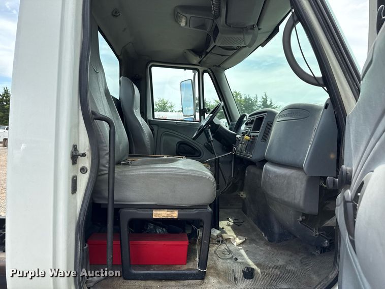 image for item HI9269 2002 International 4300 truck cab and chassis