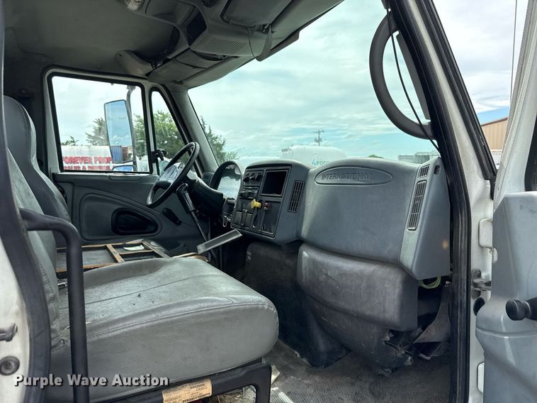 image for item HI9269 2002 International 4300 truck cab and chassis