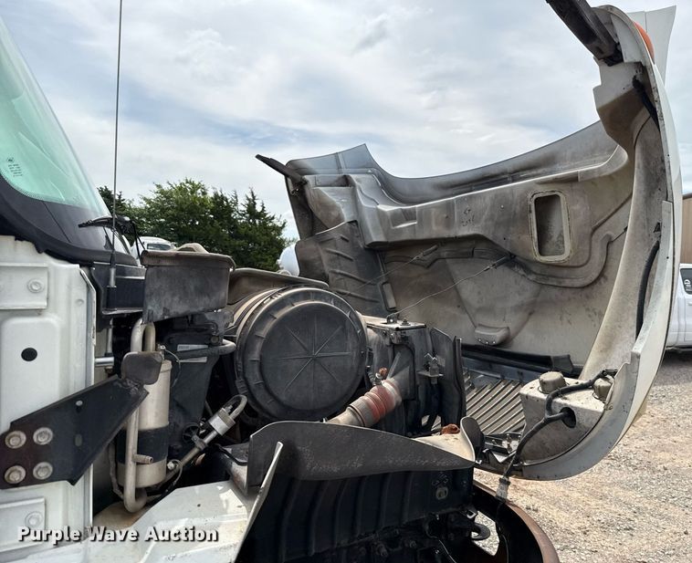 image for item HI9269 2002 International 4300 truck cab and chassis