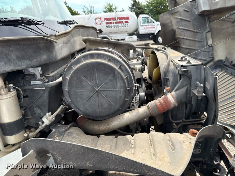 image for item HI9269 2002 International 4300 truck cab and chassis