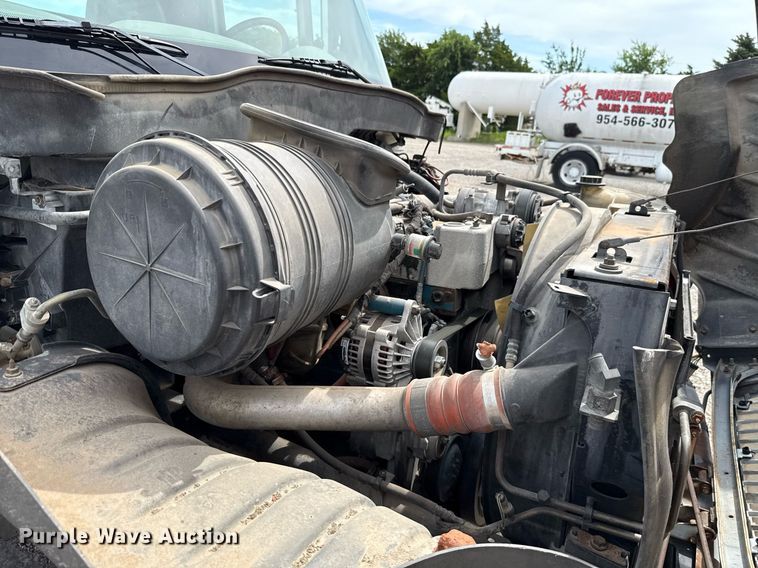 image for item HI9269 2002 International 4300 truck cab and chassis