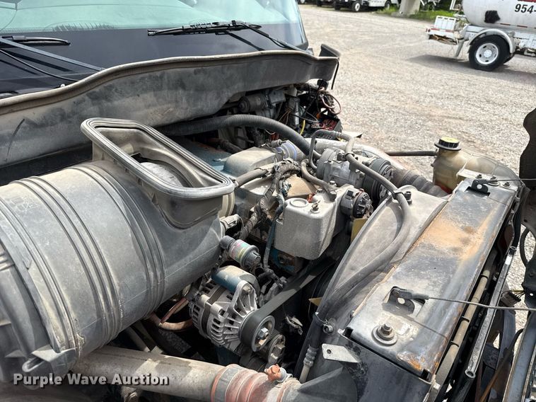 image for item HI9269 2002 International 4300 truck cab and chassis