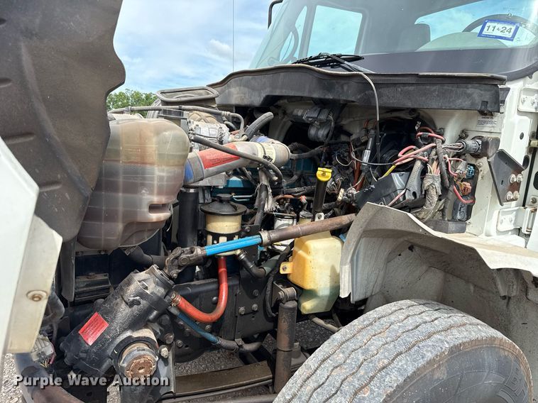 image for item HI9269 2002 International 4300 truck cab and chassis