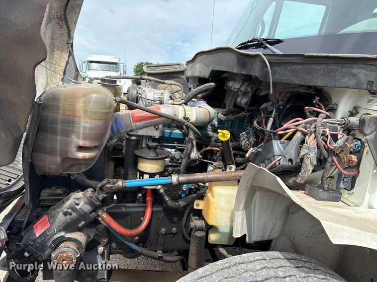 image for item HI9269 2002 International 4300 truck cab and chassis