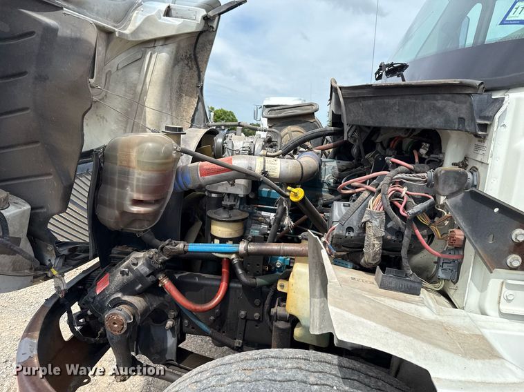 image for item HI9269 2002 International 4300 truck cab and chassis