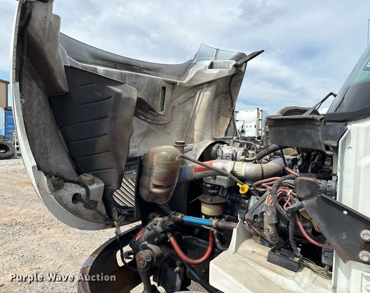 image for item HI9269 2002 International 4300 truck cab and chassis