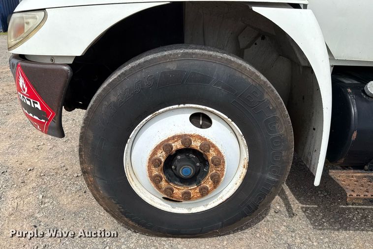 image for item HI9269 2002 International 4300 truck cab and chassis