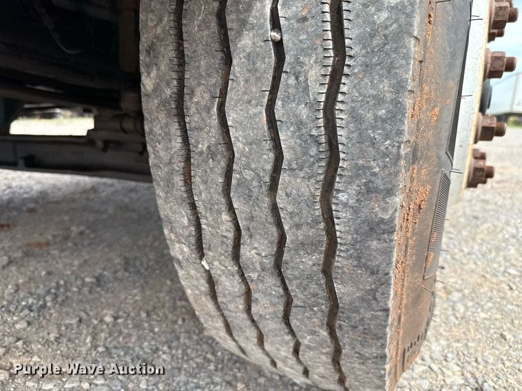 image for item HI9269 2002 International 4300 truck cab and chassis