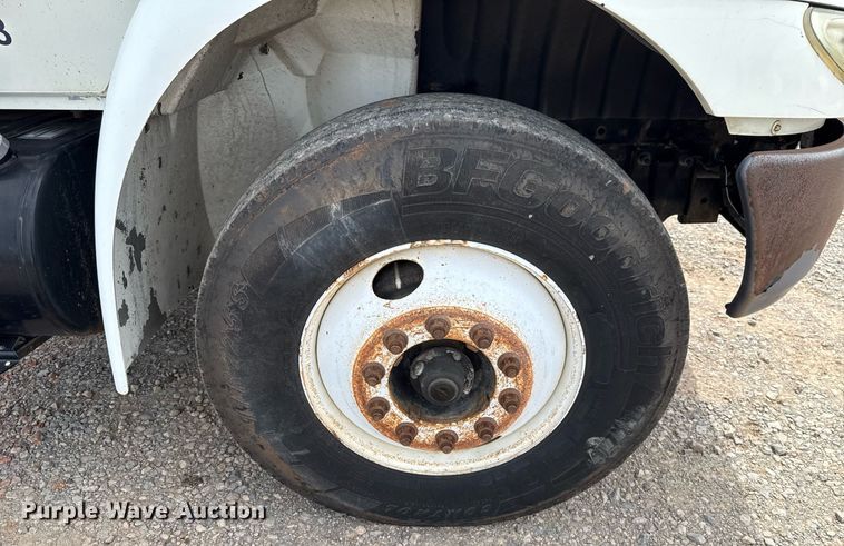 image for item HI9269 2002 International 4300 truck cab and chassis