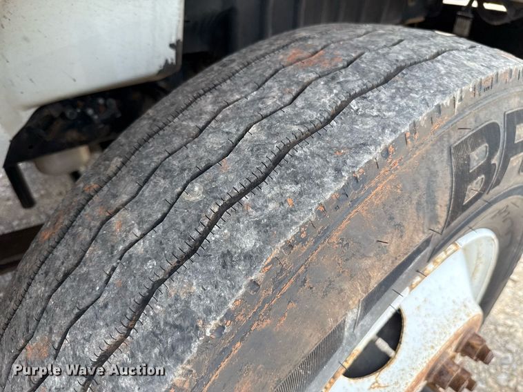 image for item HI9269 2002 International 4300 truck cab and chassis