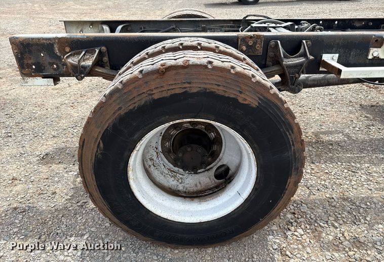 image for item HI9269 2002 International 4300 truck cab and chassis