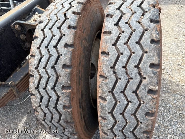 image for item HI9269 2002 International 4300 truck cab and chassis